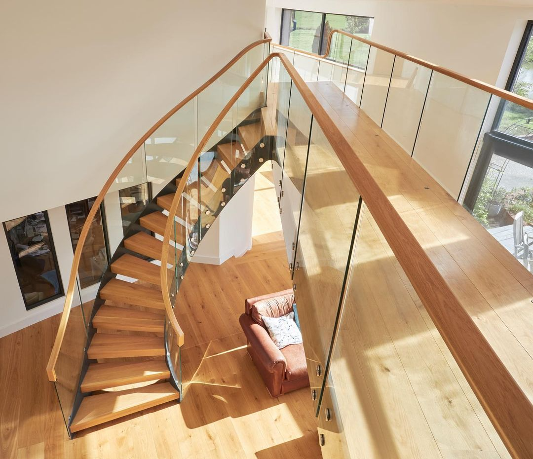 Steel curved indoor solid wood staircase pre-made modern stairs for apartment