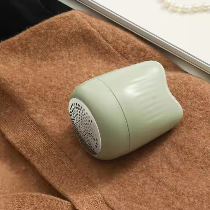 JR Rechargeable Portable Fuzz Shaver Sweater Carpet Pills Cutter Mini Lint Trimmer Fabric Shaver Electric Lint Remover for Home