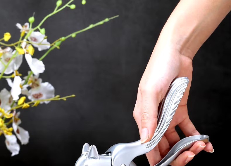 2024 New Squirrel Nutcracker Zinc Alloy Nut Opener High Quality Nut Cracker Home and Kitchen Gadgets